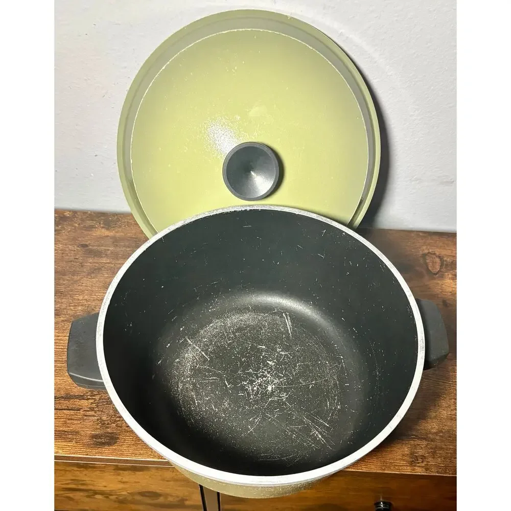 Vintage 1960s Colorama by Regal Avocado Green Aluminum 4 QT Dutch Oven with lid